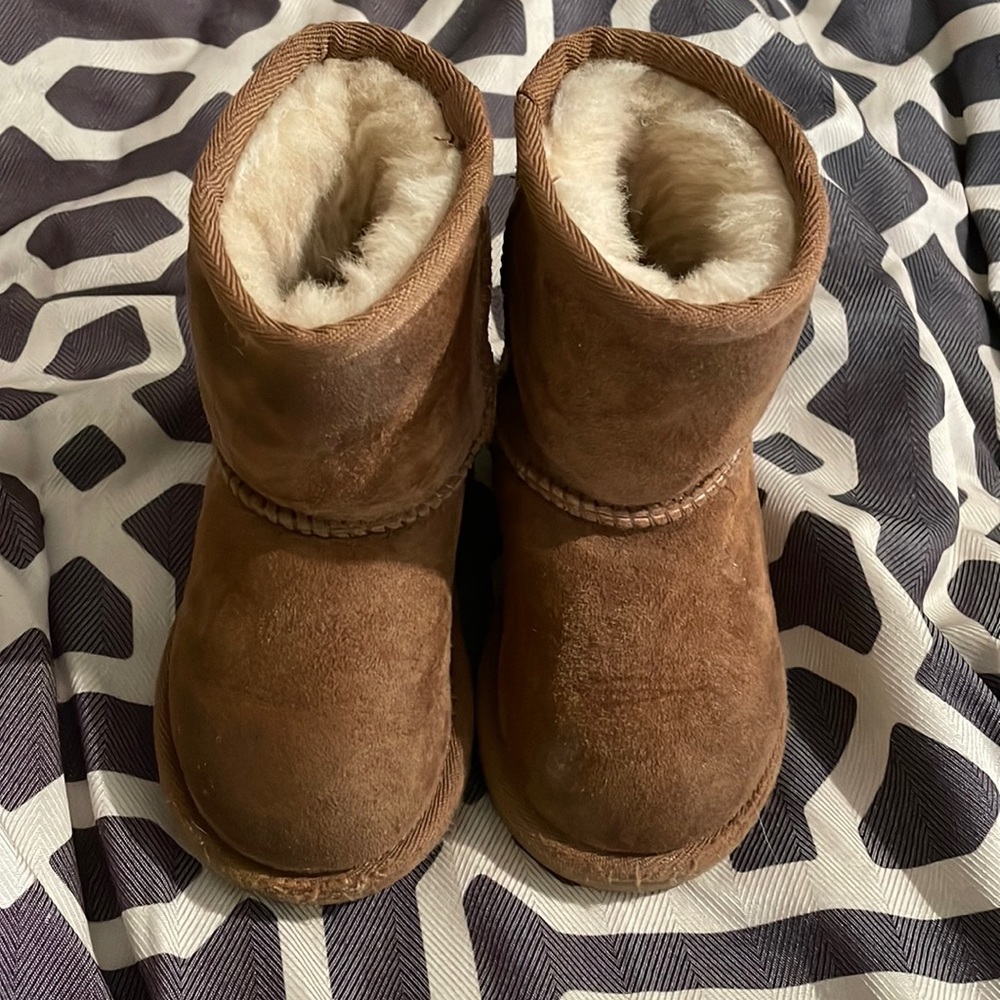 Great condition - Chestnut Uggs - Size 6